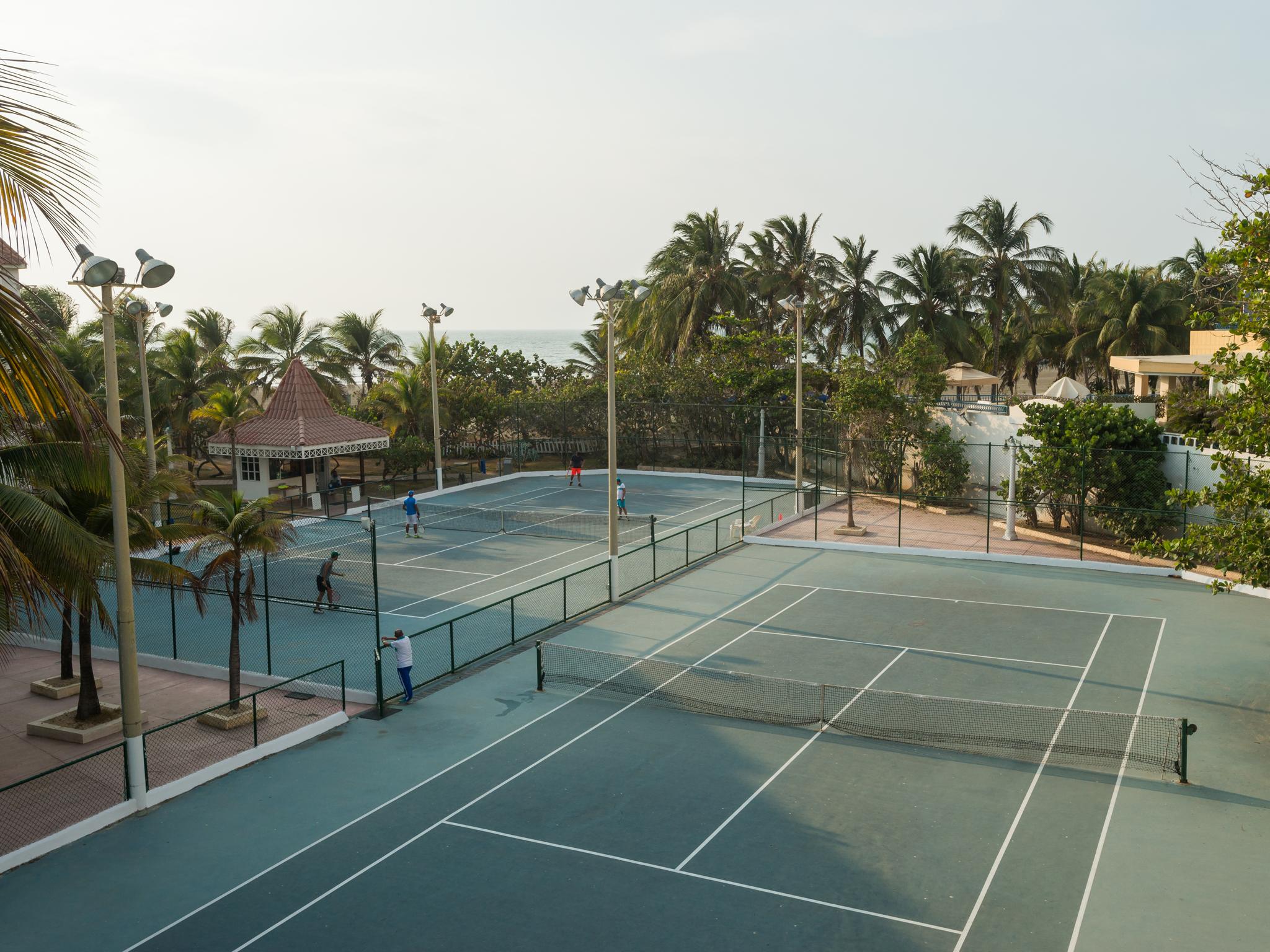 Hotel Las Americas Casa De Playa Cartagena Exterior photo Tennis courts at the resort