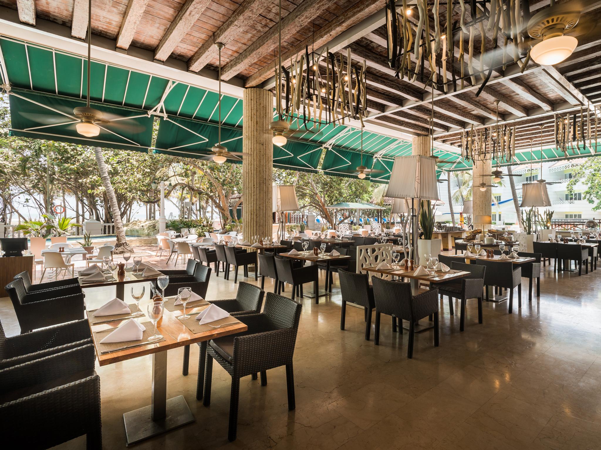 Hotel Las Americas Casa De Playa Cartagena Exterior photo The interior of the restaurant