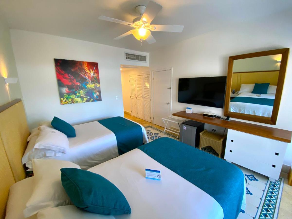 Hotel Las Americas Casa De Playa Cartagena Exterior photo A room at the hotel