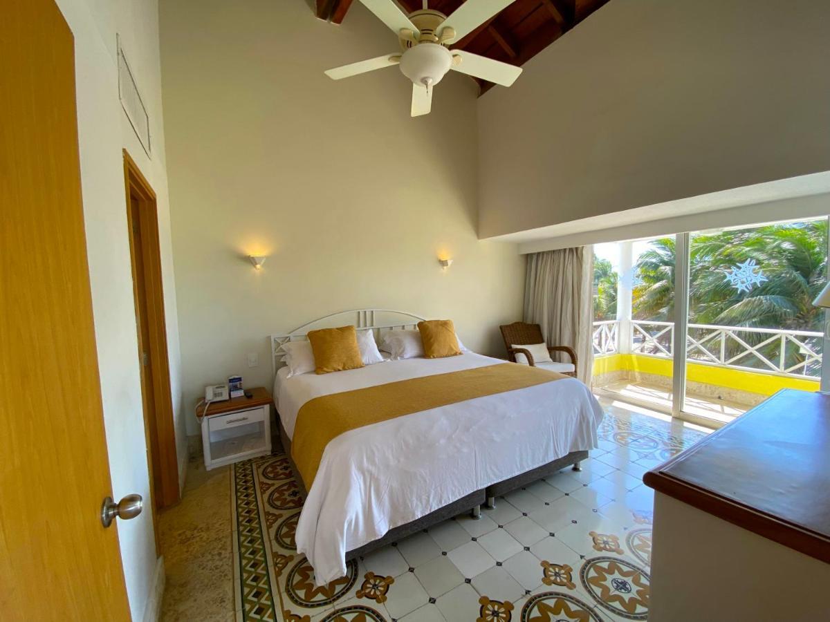 Hotel Las Americas Casa De Playa Cartagena Exterior photo A bedroom at the hotel